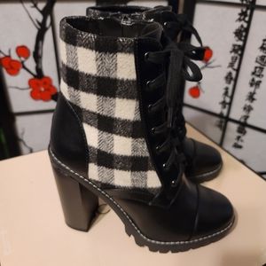 "BCB GENERATION" LADIES BLACK IVORY PLAID BOOTS WITH RUBBER CUT SOLES SIZE 7.5